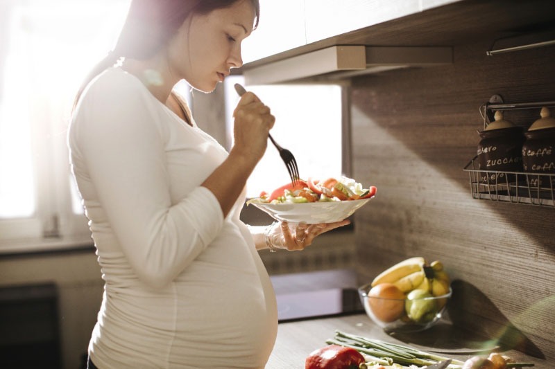 nạp quá nhiều đồ ăn trong giai đoạn mang thai khiến lượng mỡ thừa tích tụ lại