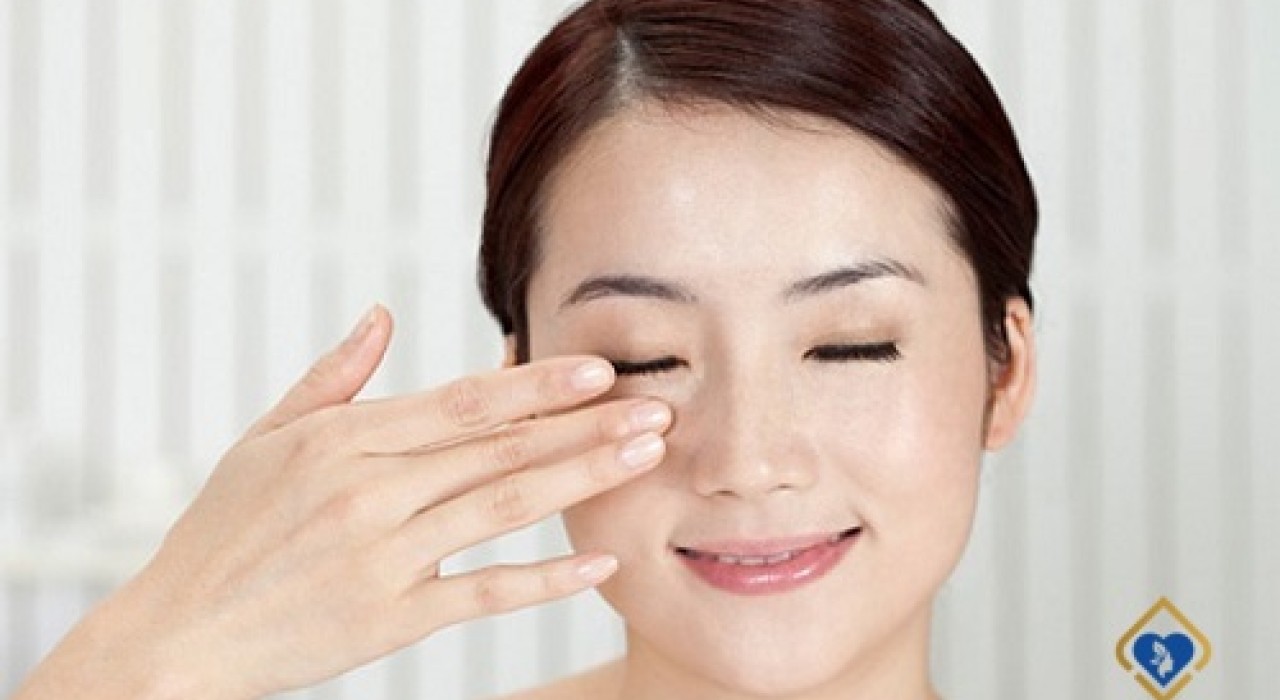 Sau cắt mí làm gì cho nhanh hết sưng, mau lành?
